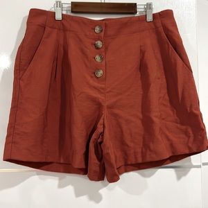 Beautiful dressy shorts 🩳 with buttons showing. Size M